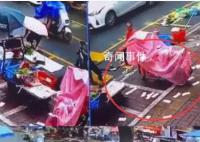 男子分手后將15000元撒向天空 這個撒錢的行為究竟是瘋狂還是理智