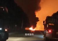 河北一油罐車爆炸 現(xiàn)場火光沖天