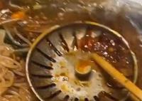 女生點外賣從碗里吃出地漏 感覺挺不衛生的