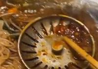 女生點外賣從碗里吃出地漏 是阿姨不小心碰進去的