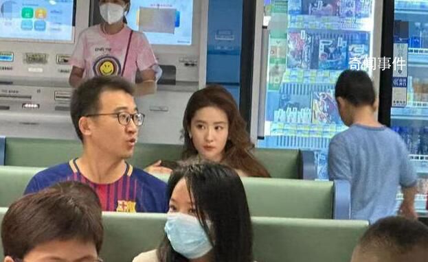 劉亦菲醫院拍戲被偶遇 黃裙子真漂亮又白又瘦