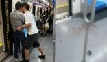 兩男子疑因爭座椅在地鐵車廂內(nèi)互毆 客服表示乘客和當事人可以及時報警