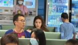 劉亦菲醫(yī)院拍戲被偶遇 黃裙子真漂亮又白又瘦