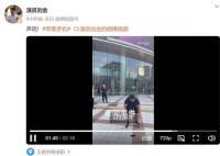 演員劉金蘋果店前怒砸iPhone 蘋果在霸道傲慢無理的道路上遙遙領先