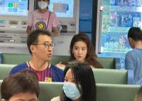 劉亦菲醫(yī)院拍戲被偶遇 黃裙子真漂亮又白又瘦