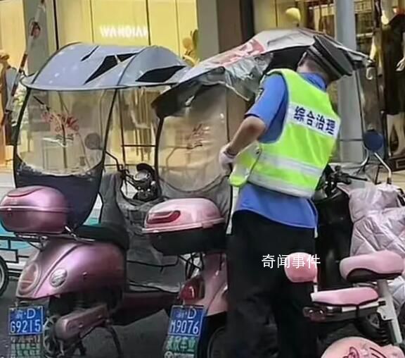重慶回應城管劃破多個電動車防雨棚