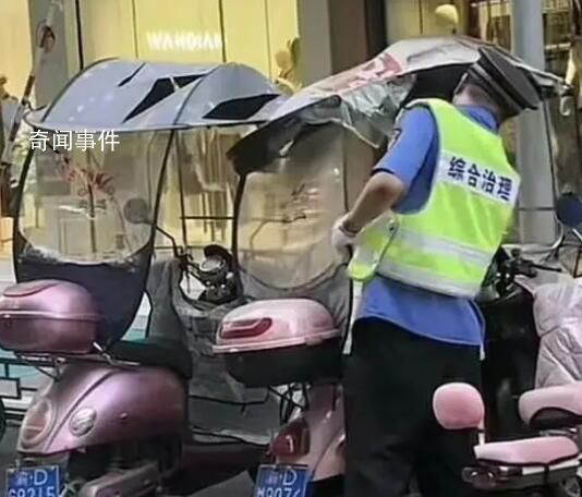 重慶回應城管劃破多個電動車防雨棚 已對涉事執法人員進行了嚴厲批評教育