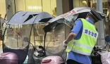 重慶回應城管劃破多個電動車防雨棚 已對涉事執法人員進行了嚴厲批評教育