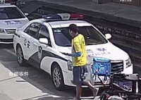 外賣小哥不顧訂單哭著跑進派出所 為好心人和民警點贊