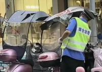 重慶回應城管劃破多個電動車防雨棚 已對涉事執法人員進行了嚴厲批評教育