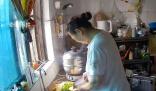 妻子開空調(diào)引婆婆不滿被丈夫拖出門 丈夫回來憤怒關(guān)掉