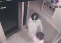 女孩乘電梯多次被陌生女子取消樓層 中間還想把小女孩拽走