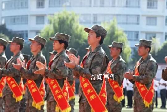 張桂梅送別入伍新兵 令無數(shù)人為之動容