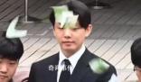 被錢砸中的劉亞仁 這些錢大部分面值為10000韓元