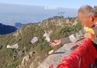 泰山景區(qū)回應(yīng)環(huán)衛(wèi)工扔垃圾下山 后續(xù)將展開垃圾撿拾工作