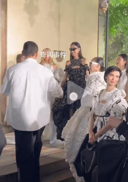 胡兵跑著跟谷愛凌合影 谷愛凌走秀狀態(tài)如何