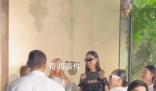 胡兵跑著跟谷愛凌合影 谷愛凌走秀狀態如何