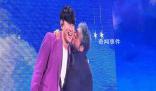 韓紅在演唱會親了林俊杰臉頰 眼神中滿是寵溺
