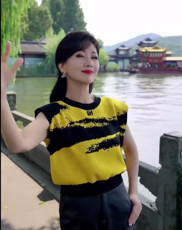 “白娘子”趙雅芝故地重游到西湖 38萬網(wǎng)友在線點(diǎn)贊