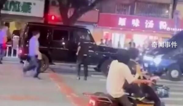 奔馳頂撞特警車輛 司機(jī)涉醉駕被刑拘