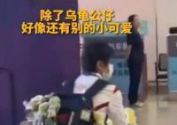 背了一堆小烏龜的全紅嬋相當顯眼 引了眾多媒體和粉絲的目光