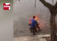 男子換車(chē)油不慎引燃衣物倒地慘叫 正在醫(yī)院治療