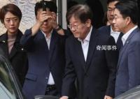 李在明拄拐杖出庭受審 面色憔悴