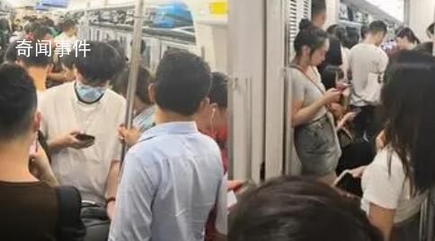 網友吐槽假期坐高鐵動車像擠地鐵 車上雖然有點擁擠但大家都很開心
