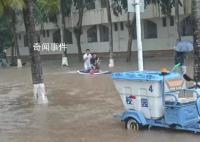 暴雨致海口內澇 大學生“劃船”出行