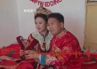 58歲頭婚新郎接親走紅:不愿將就