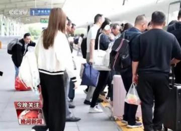空前火爆的中秋國慶假期 全國鐵路預(yù)計發(fā)送旅客1.9億人次