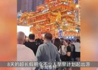 凌晨2點的服務區(qū)全是人 歸家之路的見證者