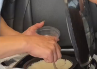 高速堵車餓肚子?有人車上帶一鍋飯菜