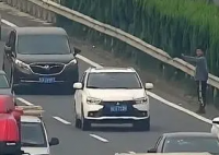 小伙被父母遺忘高速 車道攔車求助