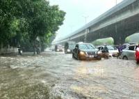 越南首都遭遇暴雨 目前防災減災部門已發(fā)出山體滑坡警告