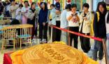 高校為在校學(xué)生準(zhǔn)備中秋巨型蛋糕 網(wǎng)友：已經(jīng)不想說羨慕了