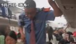 火車人多到列車員被擠出“夾子音” 列車員轉身想走又走不動了