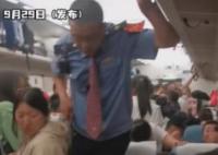 火車人多到列車員被擠出“夾子音” 列車員轉身想走又走不動了