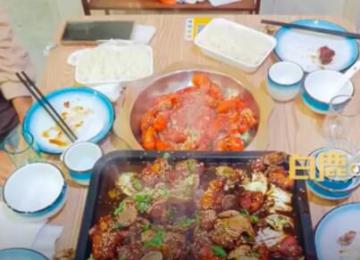 大學生付餐具費吃完飯將餐具帶走 引發關注