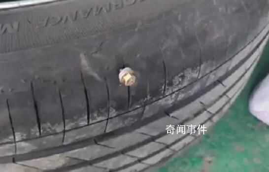 京哈高速上釘子灑落 數十輛車被扎