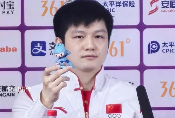 樊振東盲盒抽中乒乓球 樊振東王楚欽現(xiàn)場拆起了盲盒