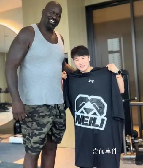 張偉麗把300多斤的奧尼爾一把抱起 一時在網絡上引起熱議