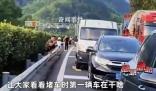 堵車時第一輛在干啥 至少知道堵車原因是啥心態就會不一樣了