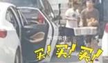 堵車都堵到天路了 司機決定將水果就地開賣