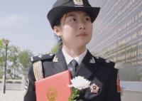 女兒把錄警通知書(shū)帶給犧牲父親 引發(fā)了廣泛的熱議