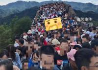 兵馬俑都被擠得沒地方站了 兵馬俑館內人群水泄不通