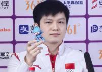 樊振東盲盒抽中乒乓球 樊振東王楚欽現場拆起了盲盒
