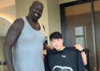 張偉麗把300多斤的奧尼爾一把抱起 一時在網(wǎng)絡(luò)上引起熱議