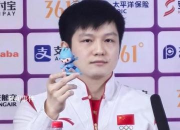 樊振東盲盒抽中乒乓球 樊振東王楚欽現場拆起了盲盒