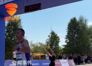 男子馬拉松終點前倒立被反超 網友表示重在享受